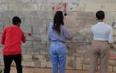 Joves pintant un grafiti, en una activitat inclosa també en el Pla de Joventut/ Pau Duran